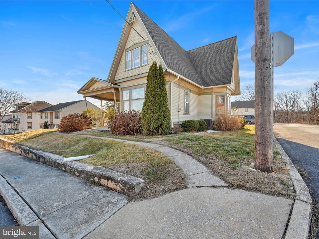 Photo of 258 N Poplar Street, ELIZABETHTOWN, PA 17022 (MLS # PALA2064162)