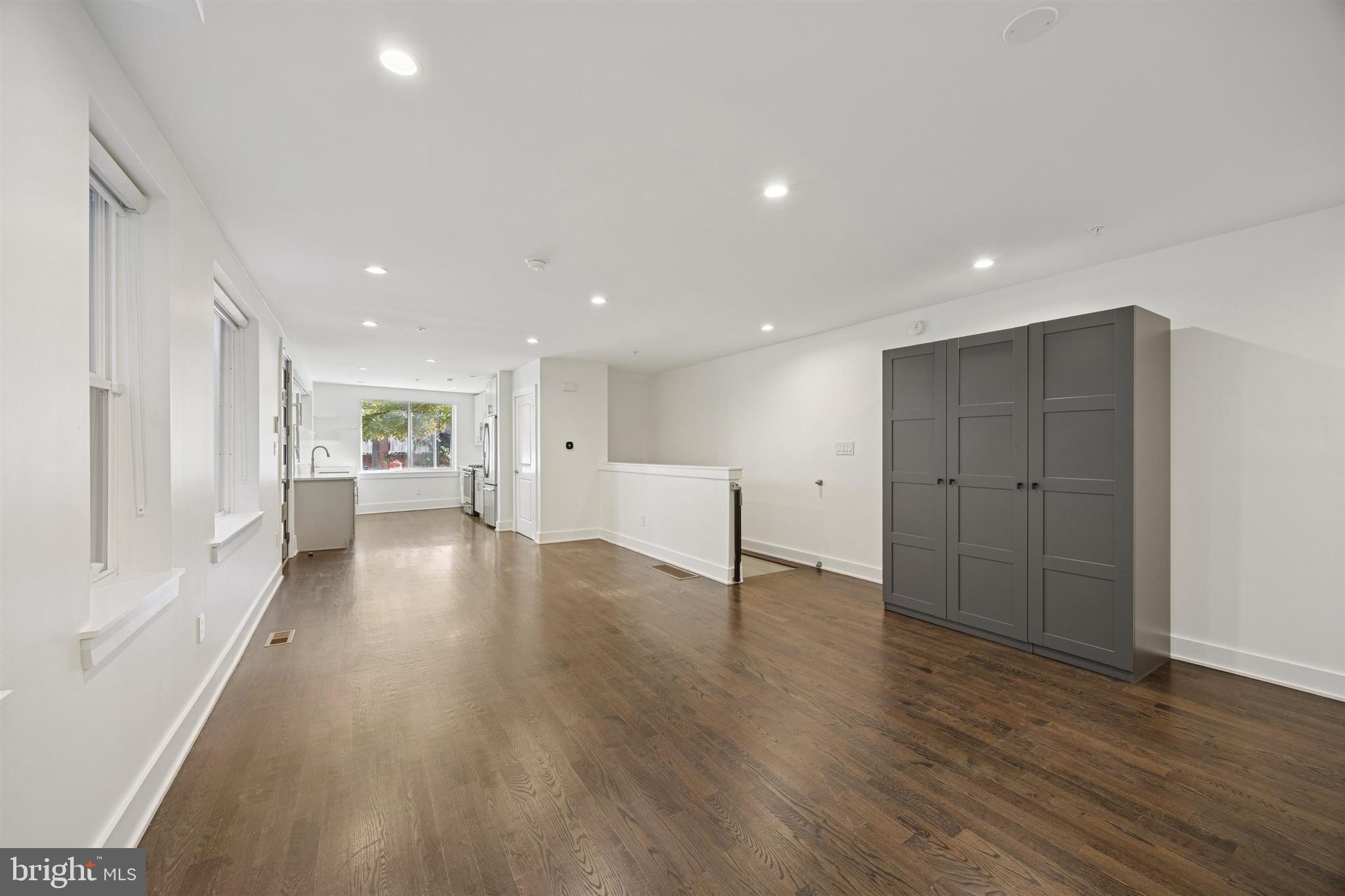 QUEEN VILLAGE - Residential