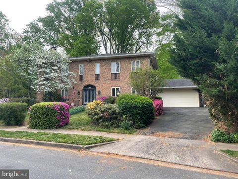 Photo of 1502 Highwood Drive, MCLEAN, VA 22101 (MLS # VAFX2310610)