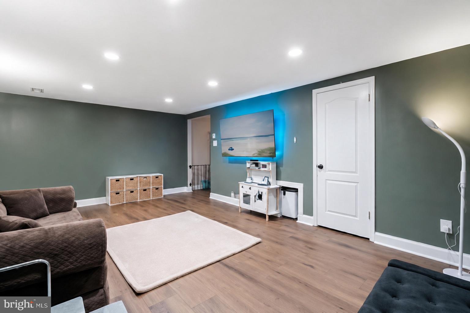 EARLES LAKE - Residential