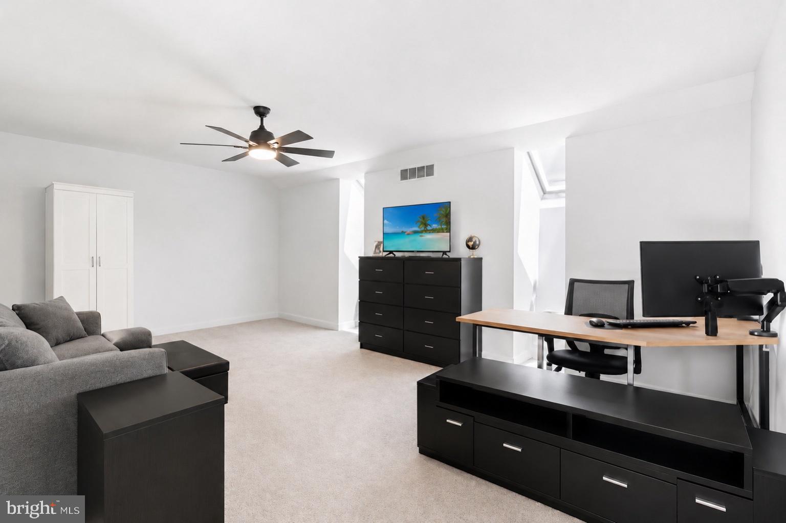 EARLES LAKE - Residential