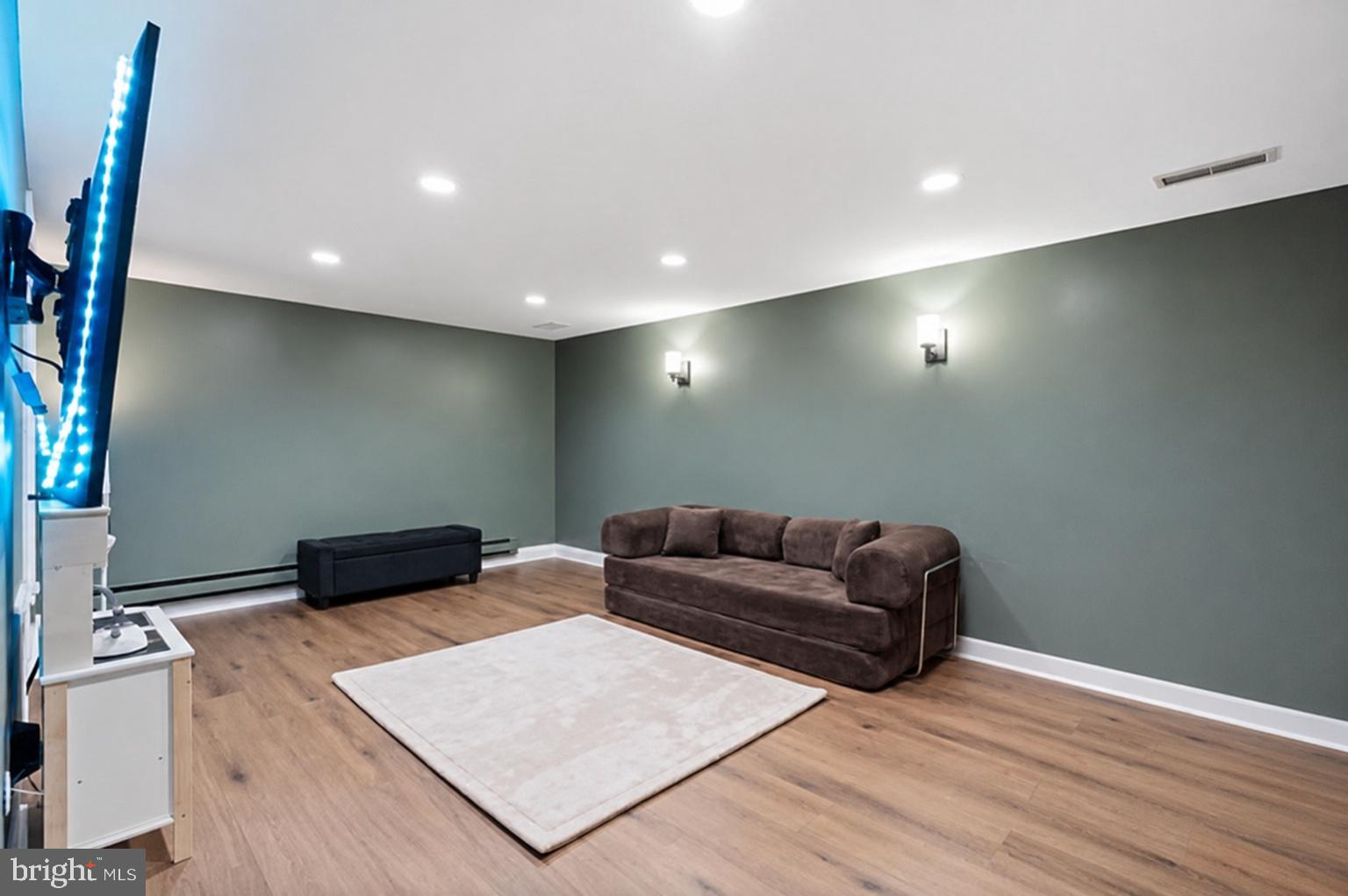 EARLES LAKE - Residential