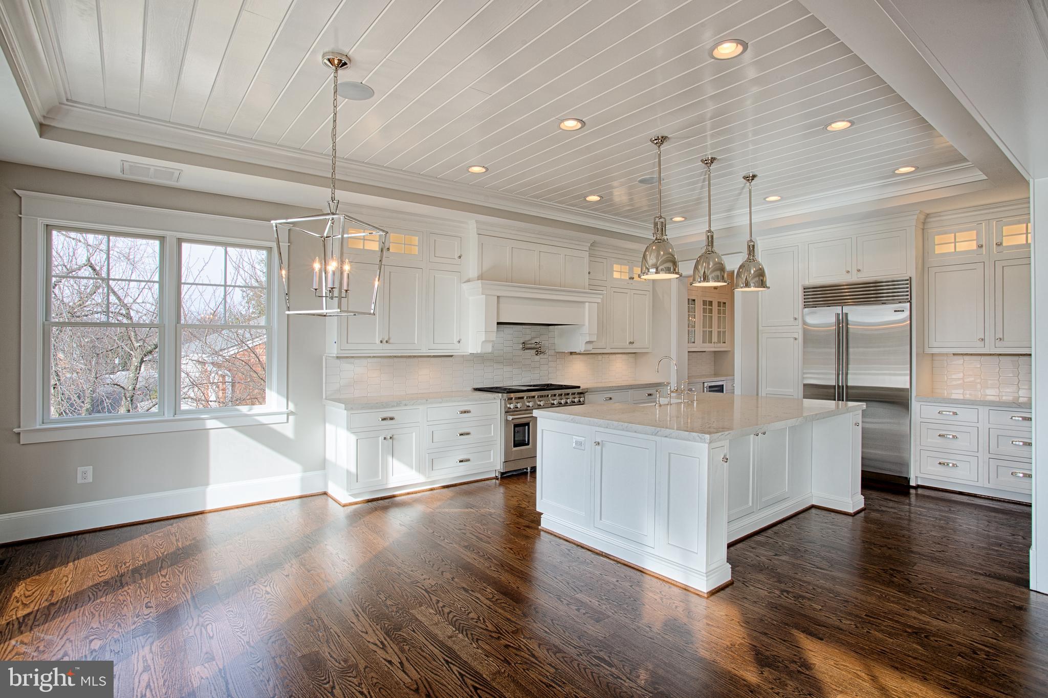 COUNTRY CLUB MANOR - Residential