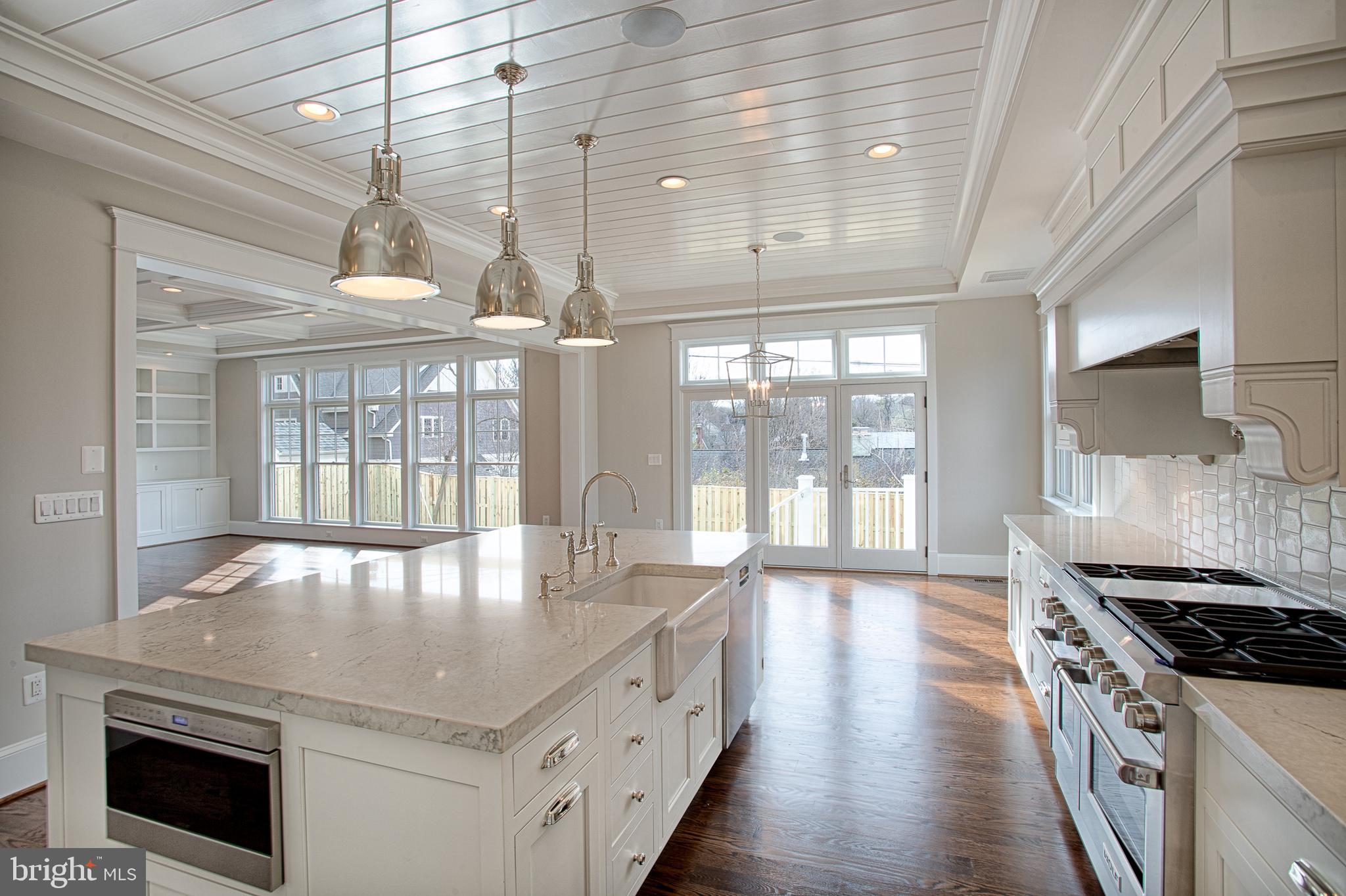 COUNTRY CLUB MANOR - Residential