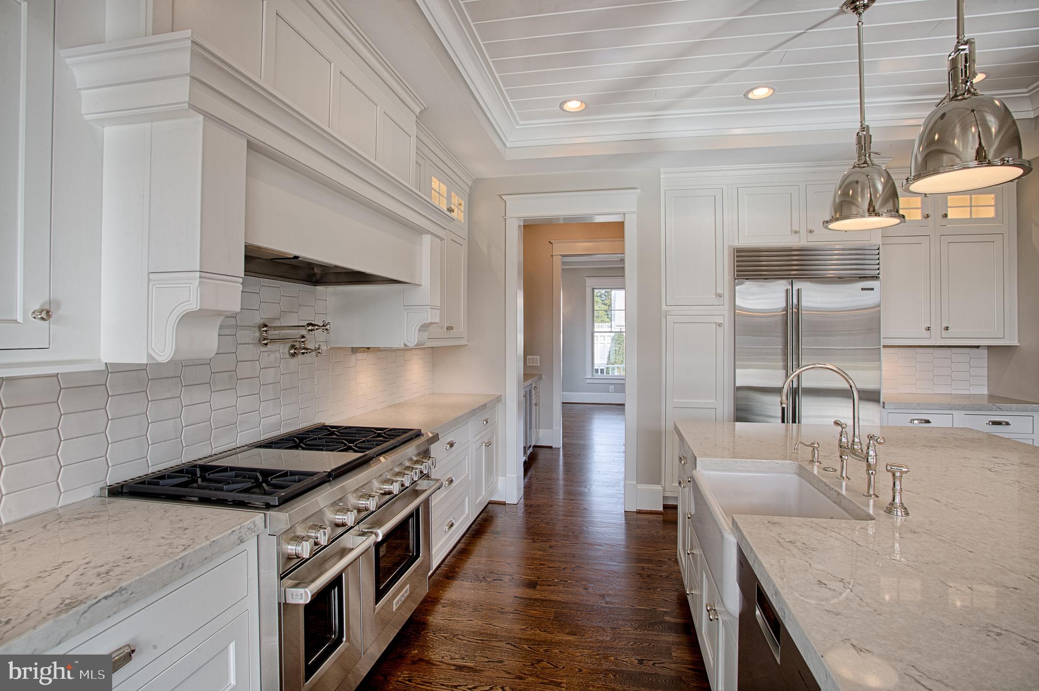 COUNTRY CLUB MANOR - Residential