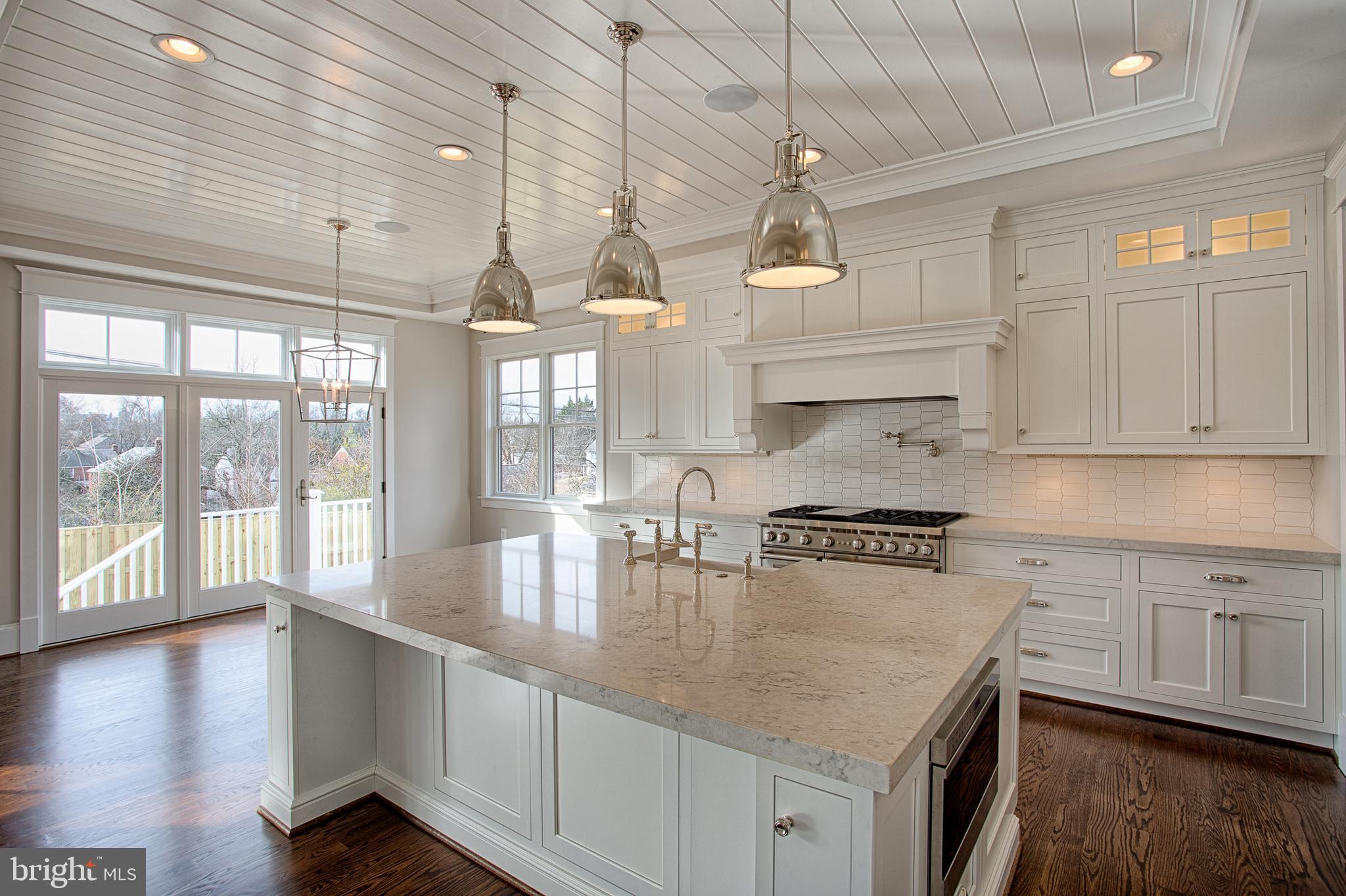 COUNTRY CLUB MANOR - Residential