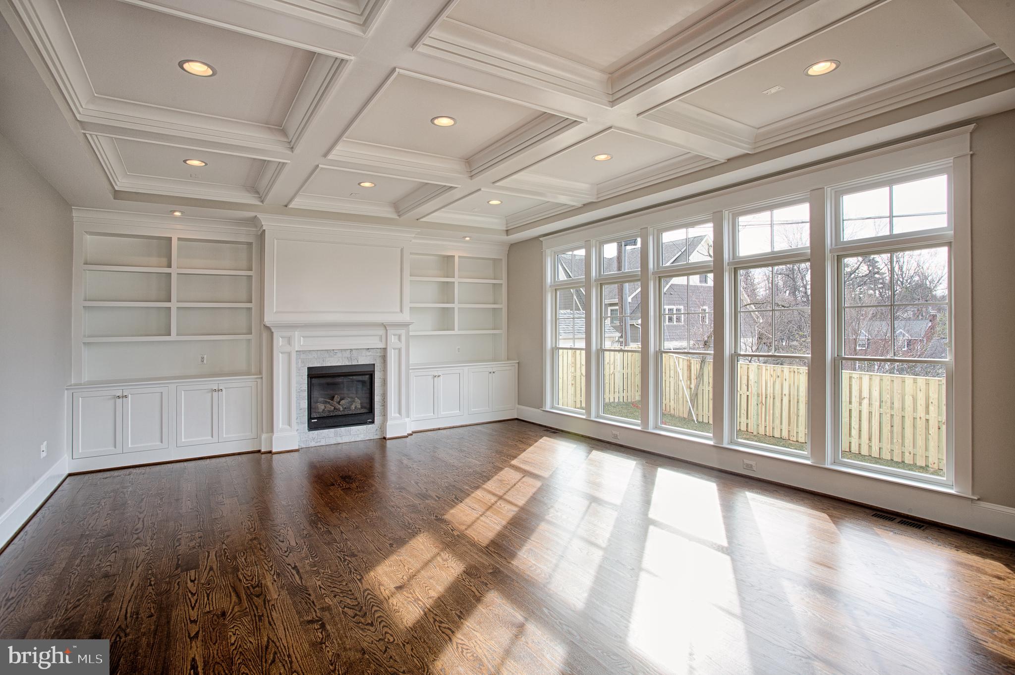 COUNTRY CLUB MANOR - Residential