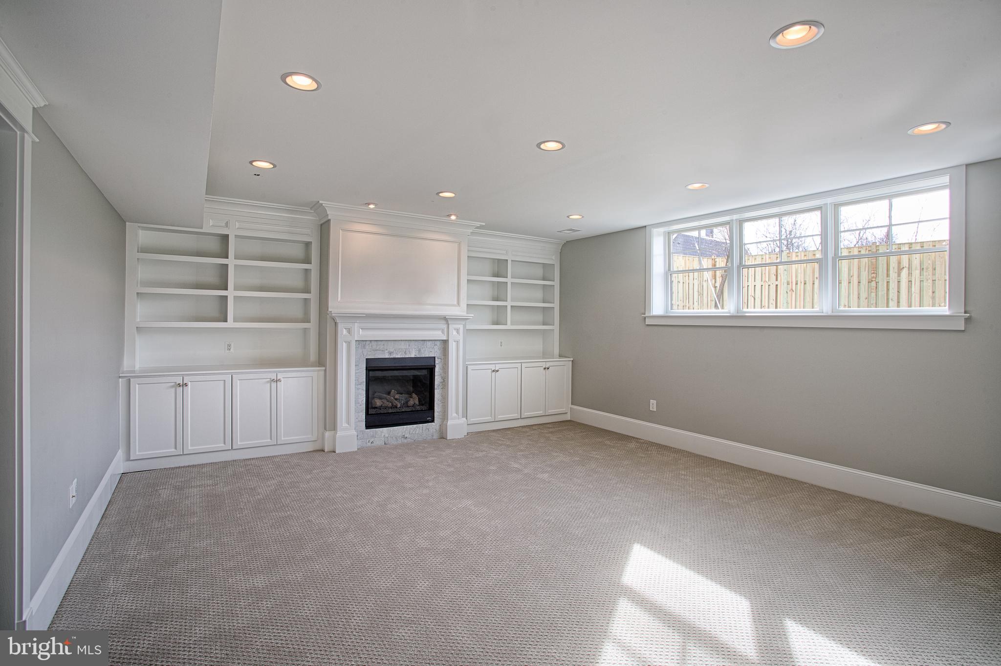 COUNTRY CLUB MANOR - Residential