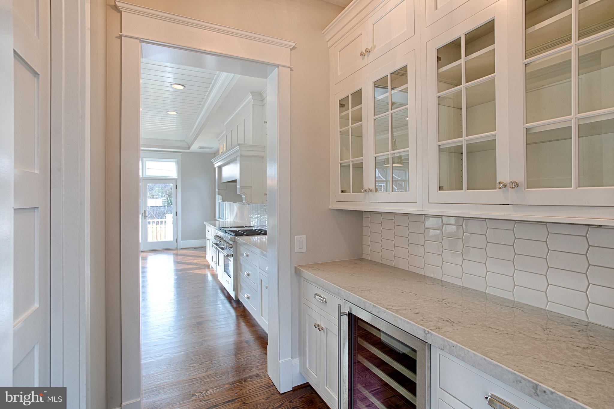 COUNTRY CLUB MANOR - Residential