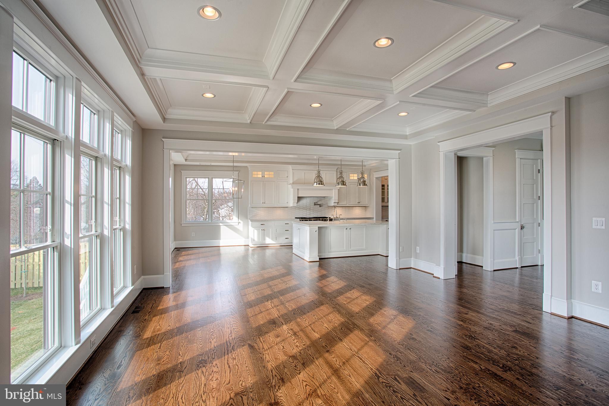 COUNTRY CLUB MANOR - Residential