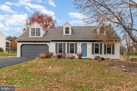 Photo of 545 Wood View Drive, LITITZ, PA 17543 (MLS # PALA2078804)