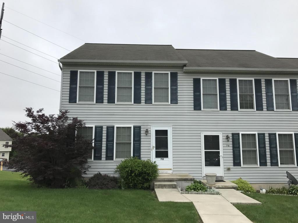 End unit with lots of parking. Oversized garage, lover level storage area with propane heat. Large kitchen and dining area. Elevated deck with view. Propane or electric hook0up for dryer. Hardwood floors. Master bedroom walk-in closet.