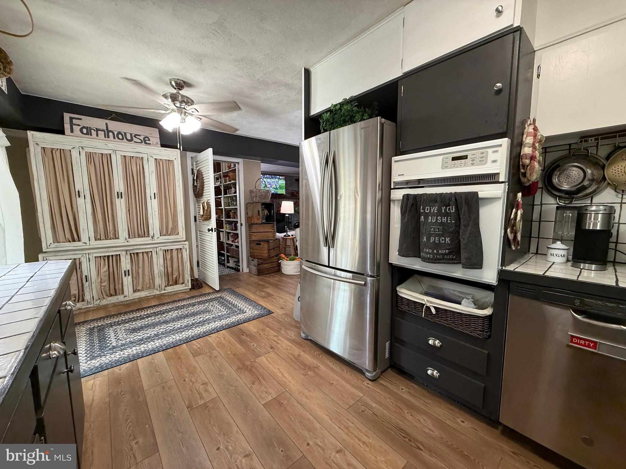 COUNTRY CLUB ESTATES - Residential