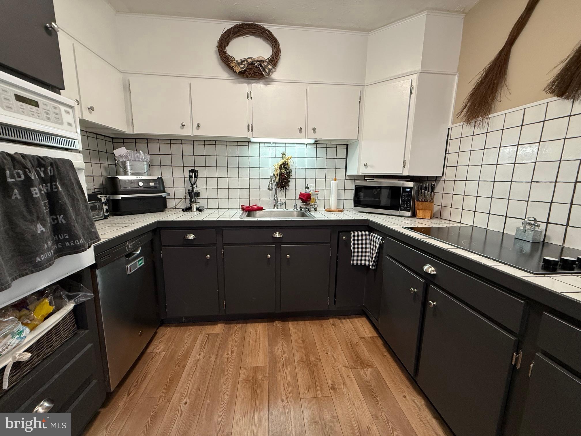 COUNTRY CLUB ESTATES - Residential