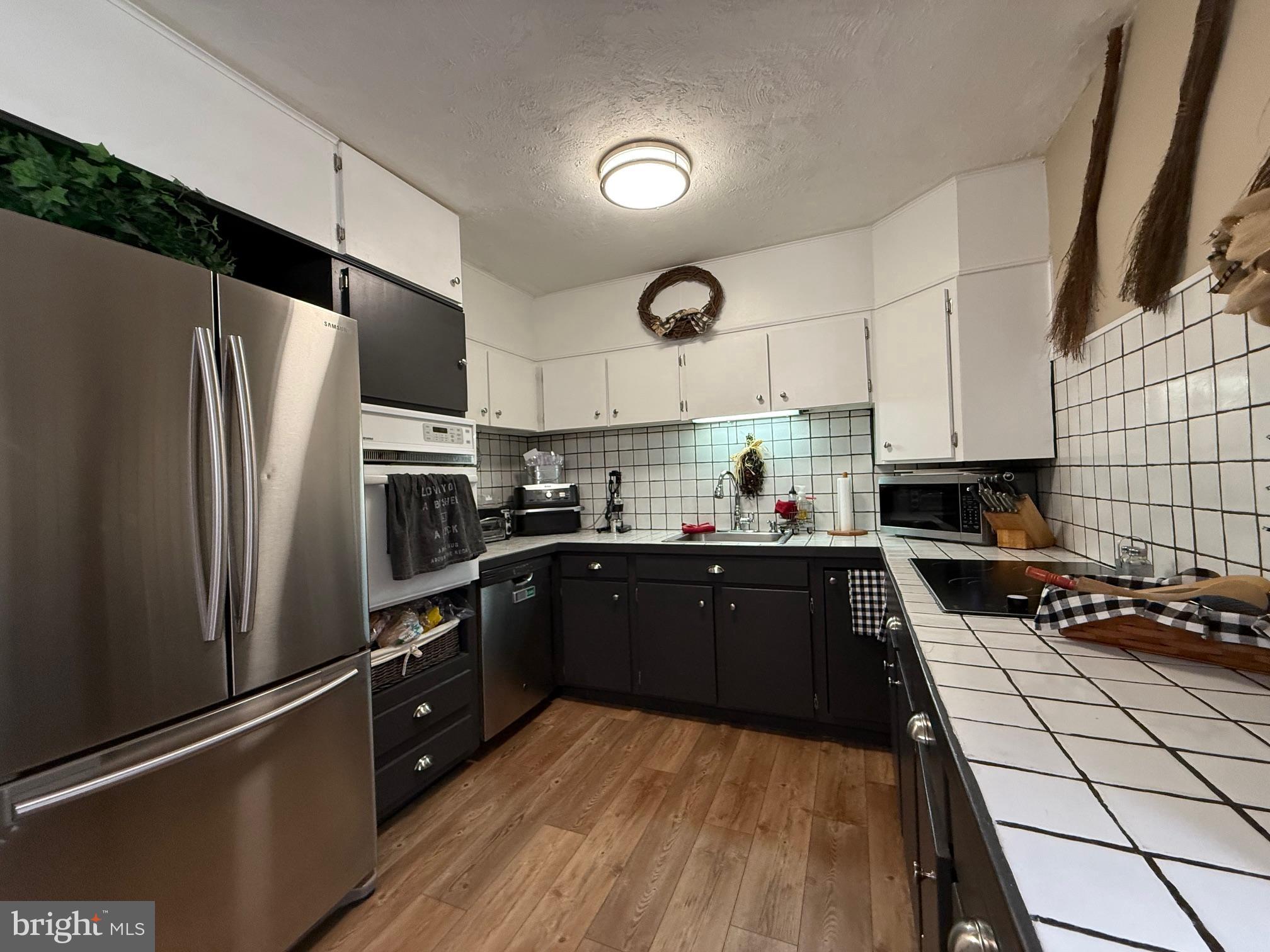 COUNTRY CLUB ESTATES - Residential