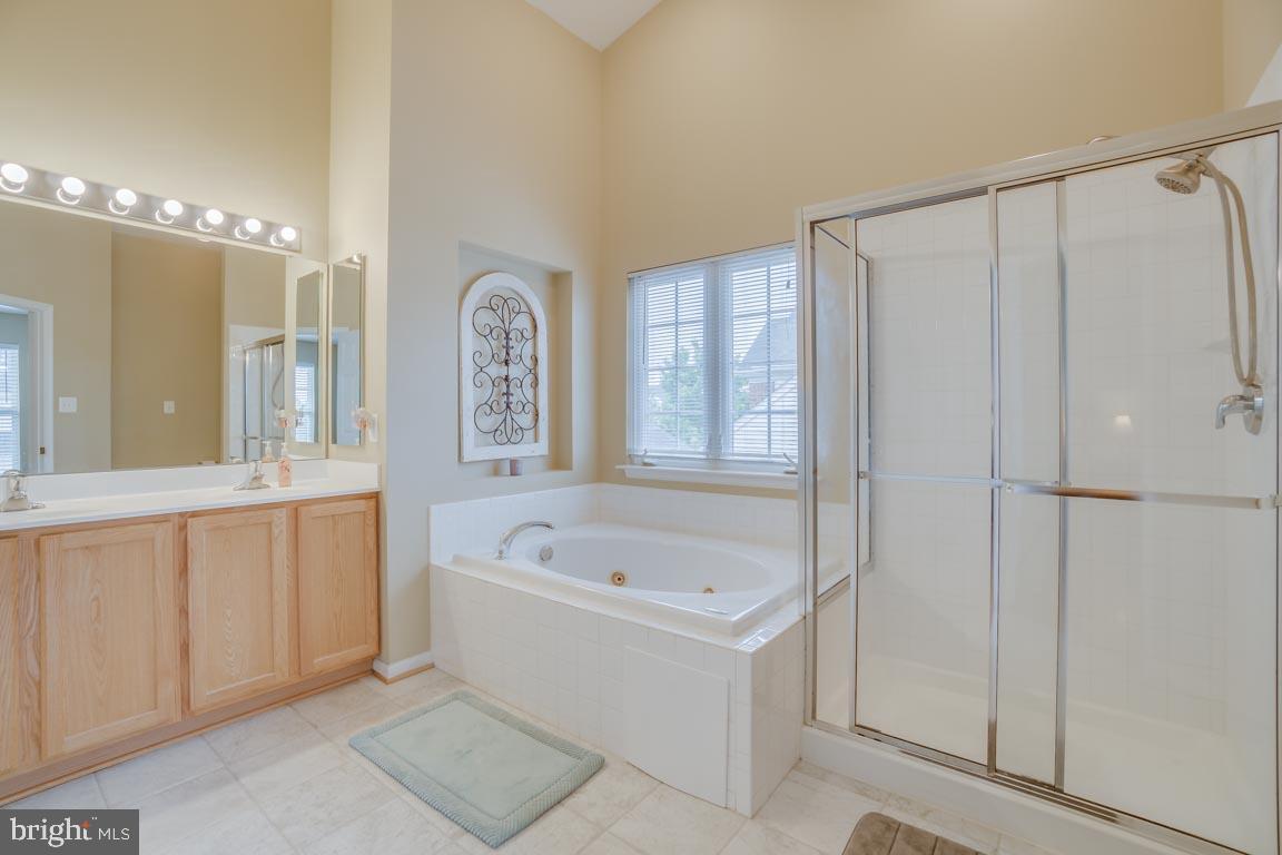 LEE'S PARKE - THE FALLS - Residential