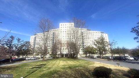 Photo of 10201 Grosvenor Place #1117, ROCKVILLE, MD 20852 (MLS # MDMC2223354)