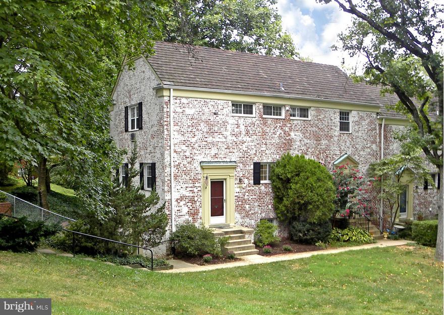 ***$25,000 PRICE REDUCTION*** BEST VALUE . NEW STACKED WASHER/DRYER AND DISHWASHER   Light  filled Madison End Unit in a beautiful setting on quiet tree lined one way street. Lots of natural sunlight and lovely views. Energy efficient windows. Tennis and Pool community. Quick walk to Shirlington and ride to Old Town via Dash bus.