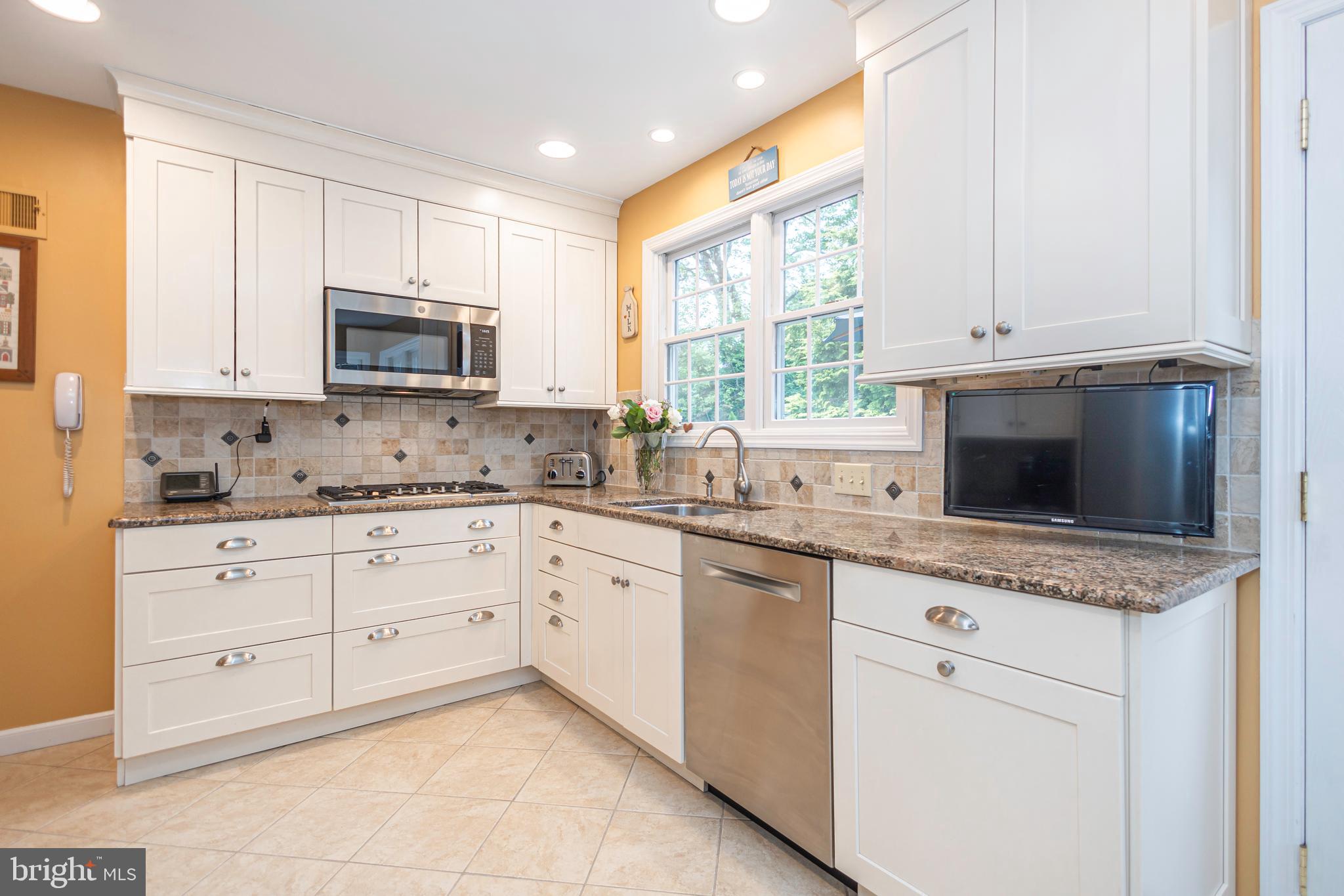 MAKEFIELD MANOR - Residential