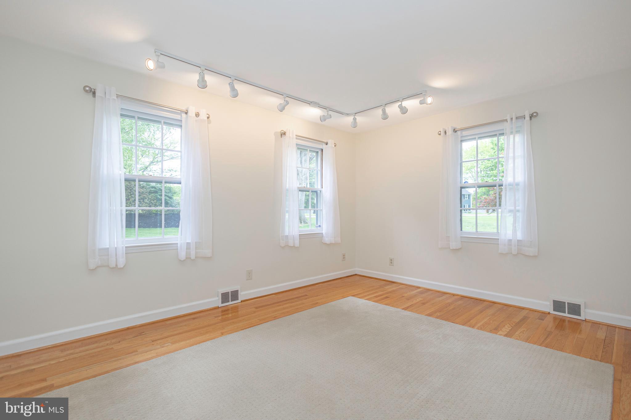 MAKEFIELD MANOR - Residential
