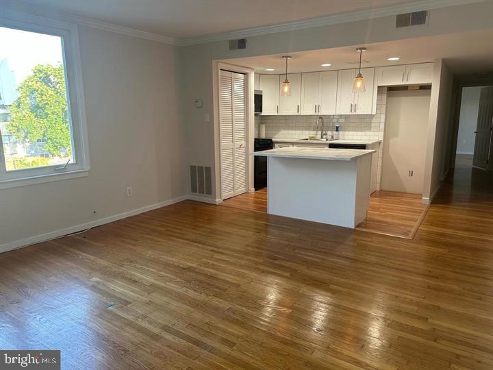 QUEEN VILLAGE - Residential