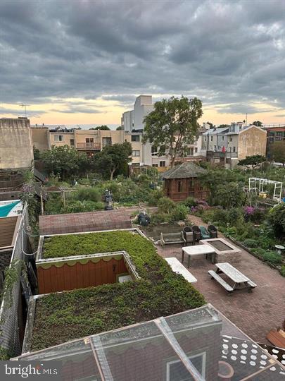 QUEEN VILLAGE - Residential