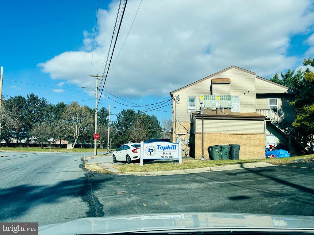 High income generating 15 Room Motel . with good cash flow. Generates about $1,000-$1,500/ room/Month, . Great Cap rate , New HVAC, new updated rooms, great ambience!