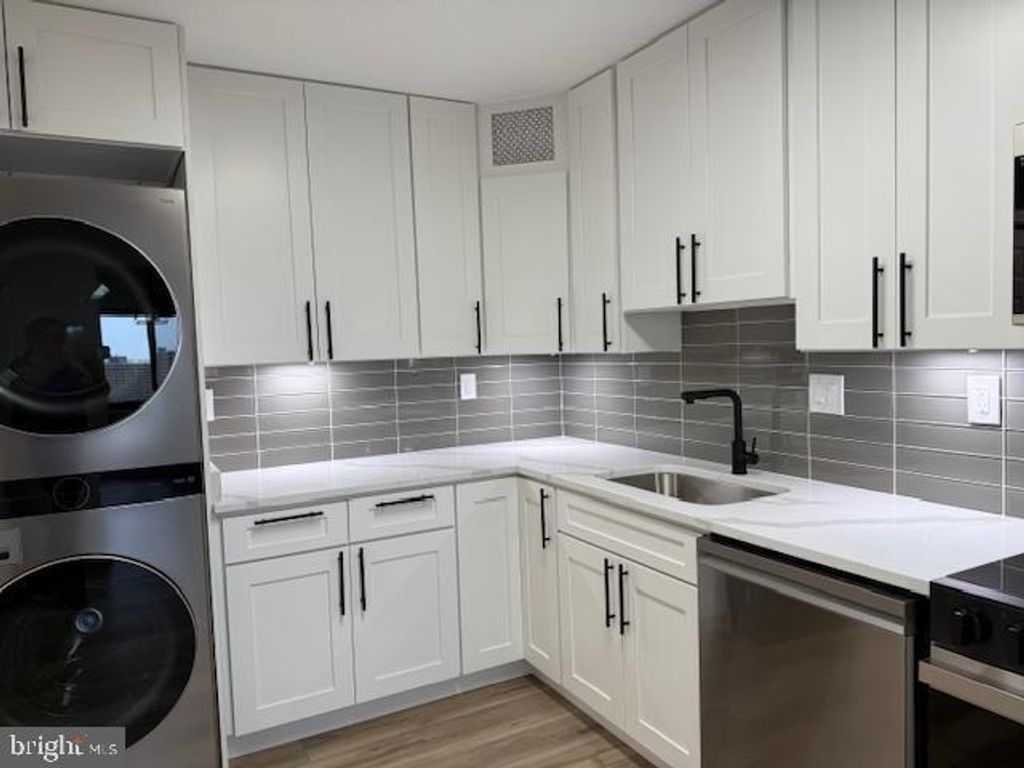 Photo of 307 Yoakum Parkway #1021, ALEXANDRIA, VA 22304 (MLS # VAAX2050204)