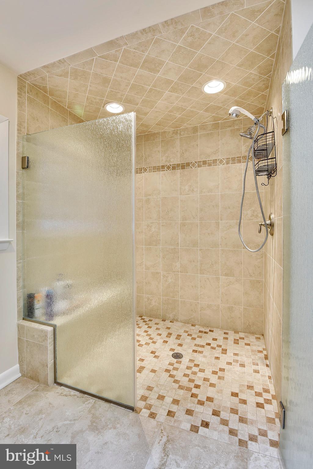 WHISPERING WOODS - Residential