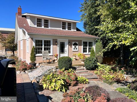 Photo of 1 Montgomery Avenue, GAITHERSBURG, MD 20877 (MLS # MDMC2202710)