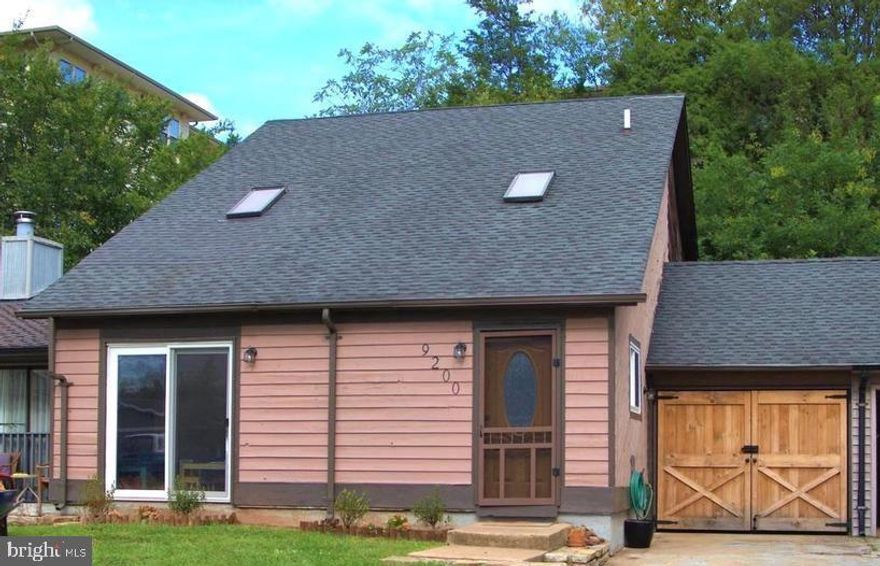 BEAUTIFUL SKI LODGE STYLE IN THE HEART OF OLD TOWN MANASSAS..ONLY ONE BLOCK FROM VRE COMMUTER TRAIN..17 FT CATHEDRAL CEILINGS WITH SKYLIGHTS  SITUATED ON SUPER QUIET CUL-DE-SAC WITH GARAGE