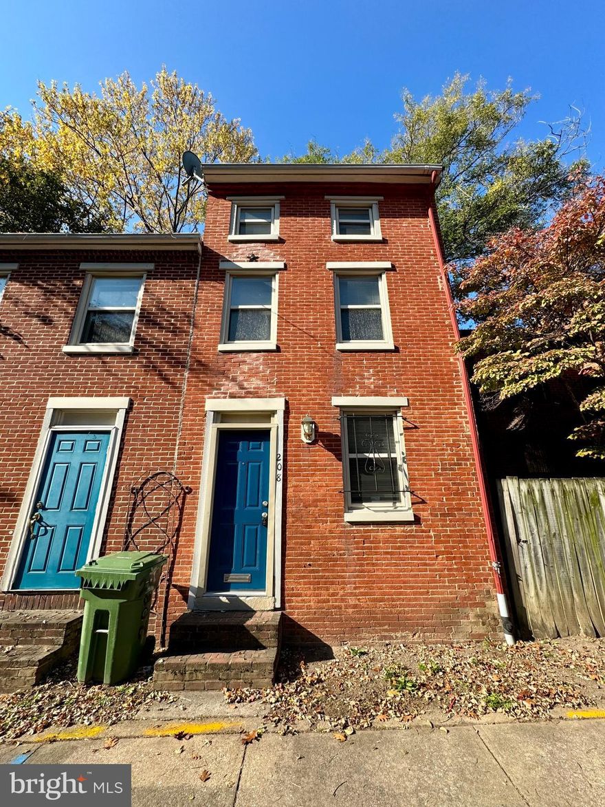 A spacious 4-bedroom, 2-bathroom single-family townhome, with a third floor den offering a perfect blend of modern amenities.

This well-equipped home features a stove/oven, washer, dryer, refrigerator, dishwasher, and microwave, ensuring your convenience. Enjoy the privacy of a fenced yard and the serenity of a large yard. Inside, find LVP flooring, large windows for natural light, and thoughtful touches like built-in shelves and cabinets. The fully-equipped kitchen boasts stainless steel appliances, and the updated bathroom includes a tiled bath, vanity mirror, and a soaking tub.

Local Attractions:

• Inner Harbor
• Federal Hill Park
• American Visionary Art Museum
• Oriole Park at Camden Yards
• Rash Field Park

Nearby Highways and Commute Times:

• I-395
• I-95