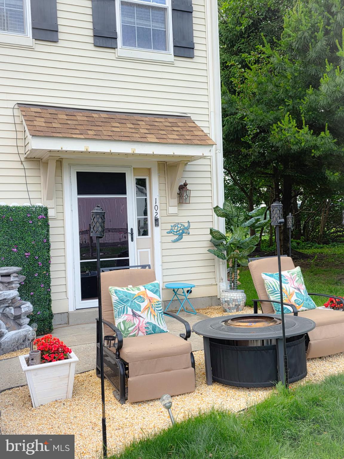 102 RED OAK COURT