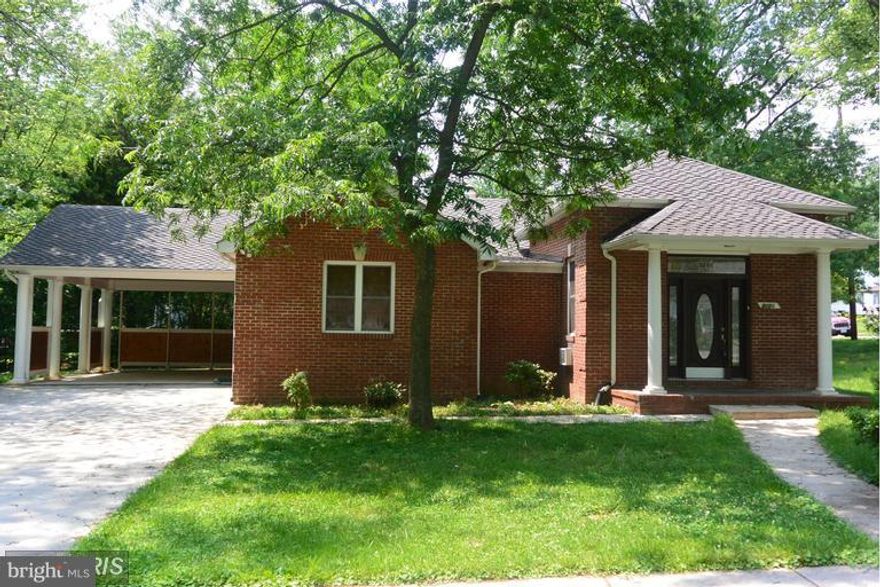 Ready for Move-in, 1 level 3BR, 3 Full Bath, perfect for roommates. Hardwood flrs, Master has walk-in closet.  Sunny kitchen with granite & SS appliances & large eat-in with bay window, sep dining room, living room has high ceilings & Electric FP. Carport, Approx 2200 sq ft. Front load W/D. Close to Metro Bus & Metro Rail, Close to shopping, 66, Tysons Corner. No basement, no deck