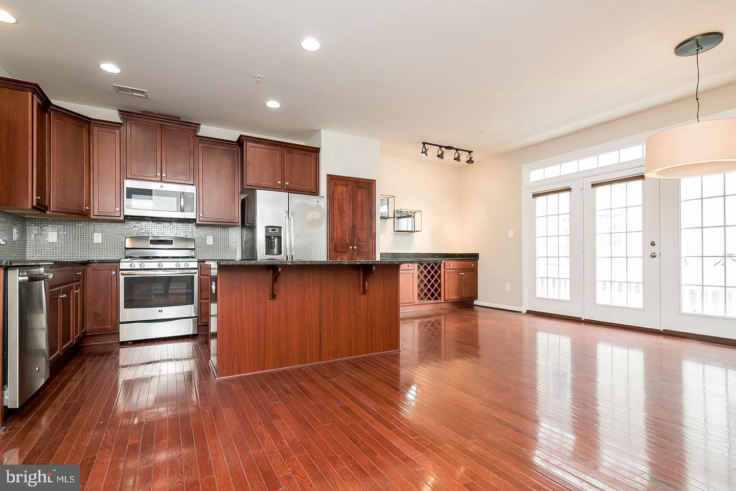 MARKET SQUARE - Residential Lease