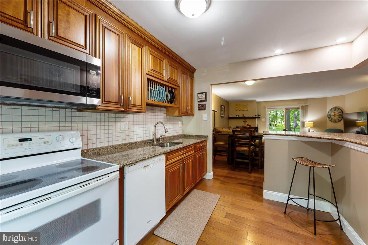 915 BURBERRY COURT
