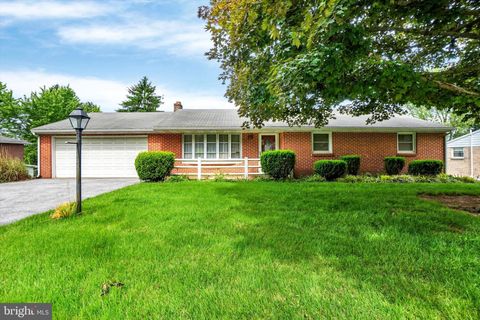 Photo of 545 Skyview Drive, YORK, PA 17406 (MLS # PAYK2104398)