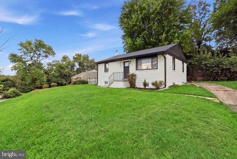 Photo of 5805 Glen Rock Avenue, FORT WASHINGTON, MD 20744 (MLS # MDPG2215404)