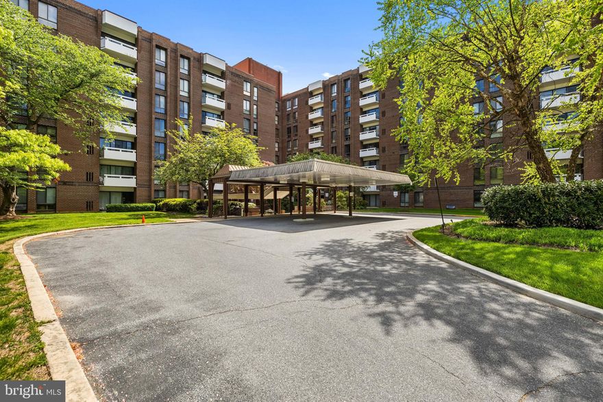 Newly refreshed, this bright and sun-filled 1BR, southerly-facing unit features low-maintenance LVP flooring throughout, renovated bathroom, large living area, formal dining room and in-unit washer/dryer. Eat-in kitchen with generous cabinet space. Building offers lobby with receptionist & doorman, valet service, secure gated parking, outdoor pool and on-site maintenance. Condo Fee includes ALL utilities