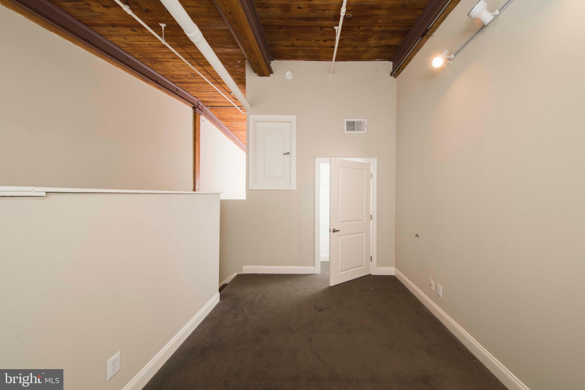 DOWNTOWN - Residential Lease