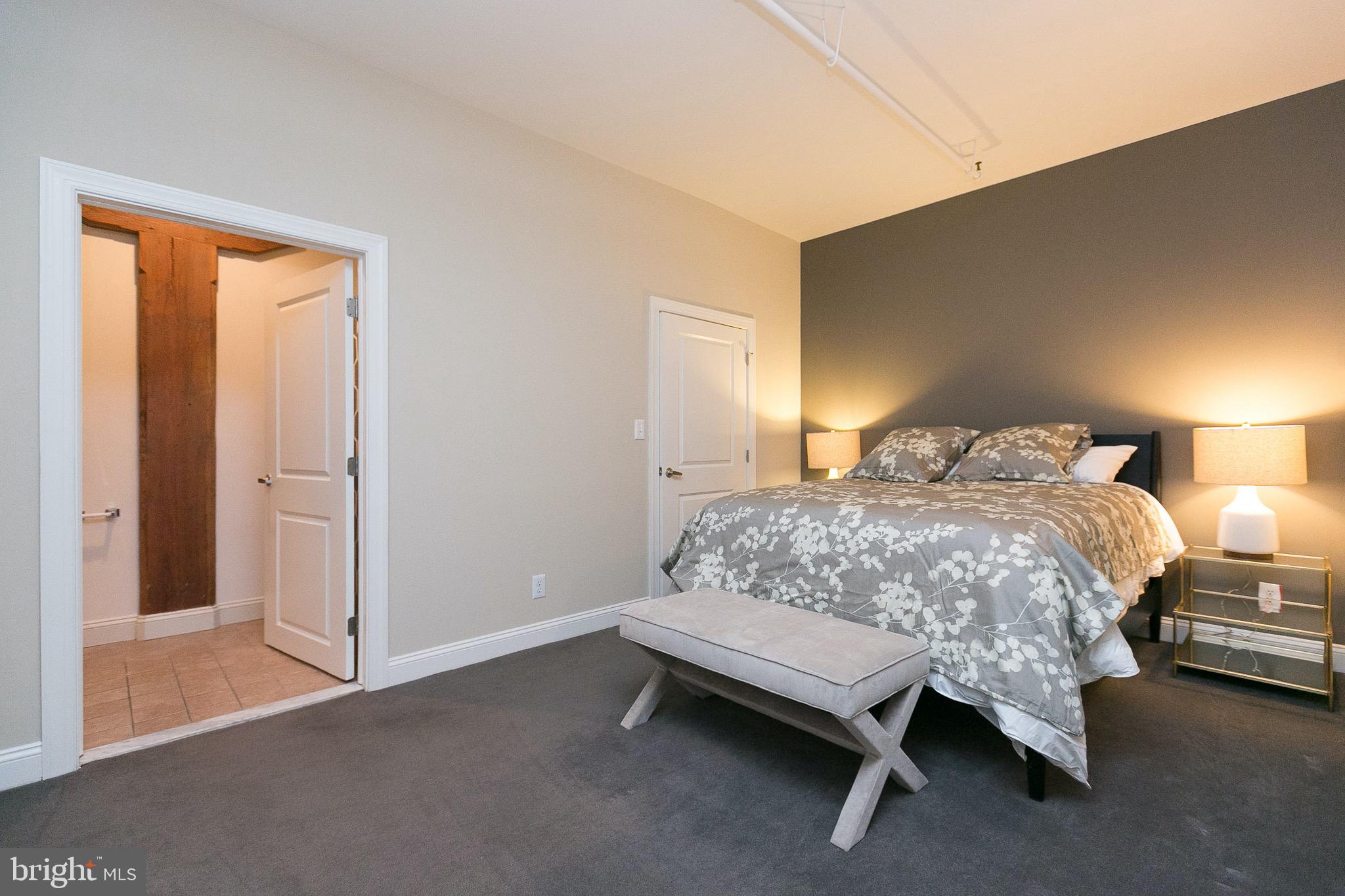 DOWNTOWN - Residential Lease