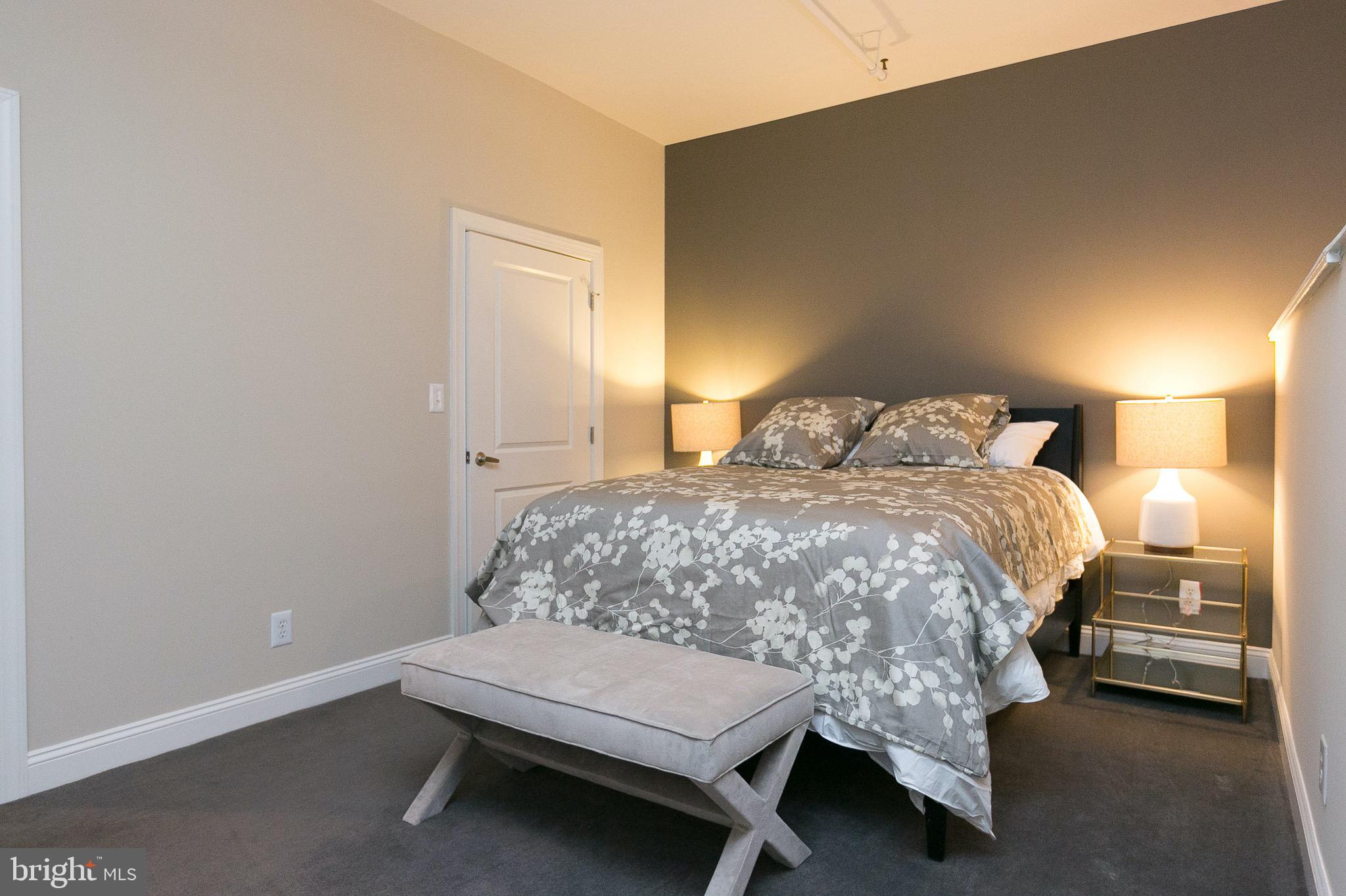 DOWNTOWN - Residential Lease