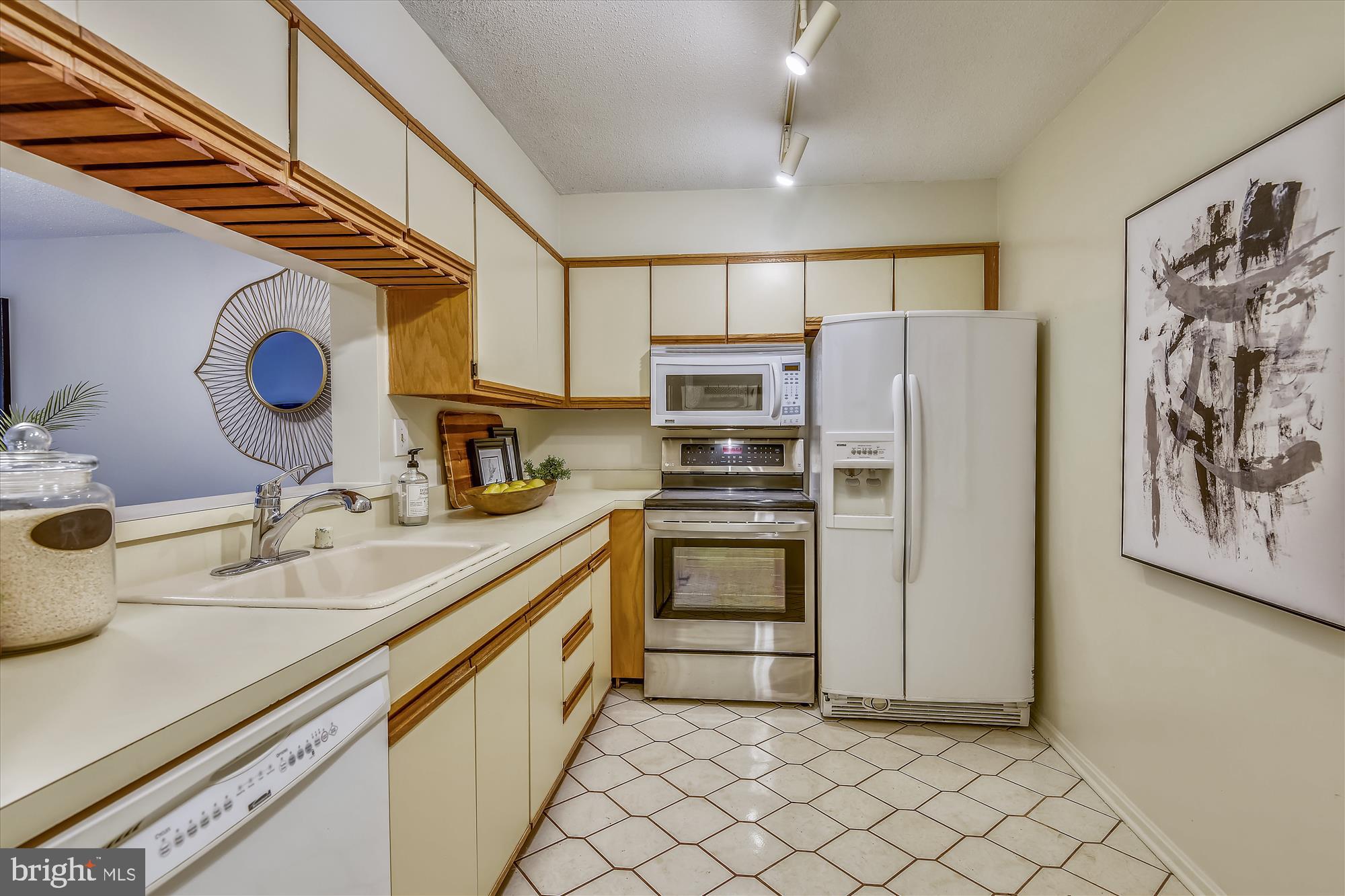 ASTORIA CONDOMINIUM - Residential