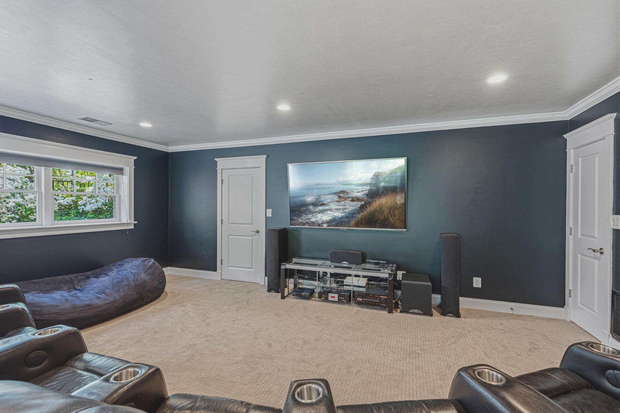 WILLIAMSBURG VILLAGE - Residential