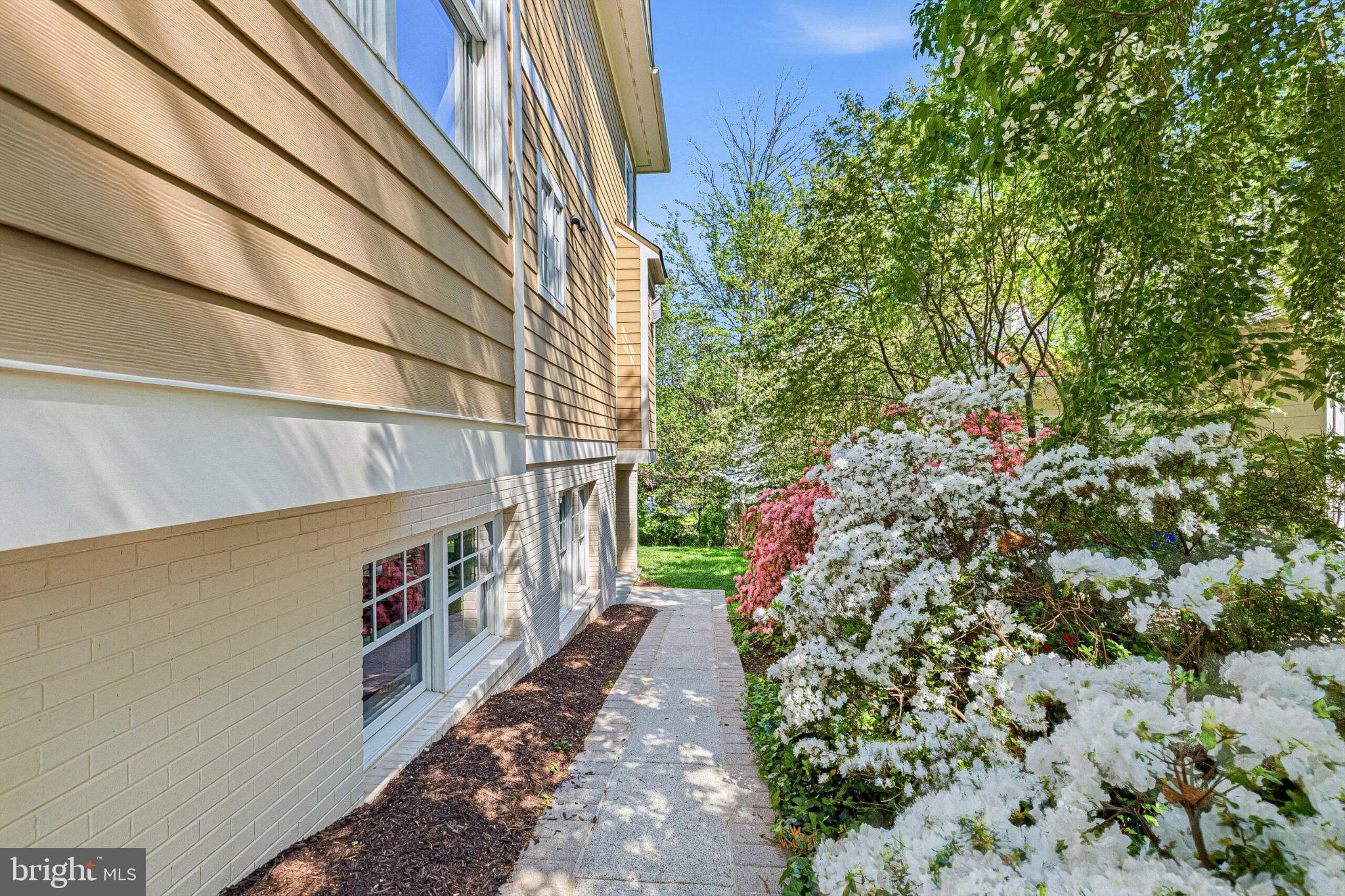 WILLIAMSBURG VILLAGE - Residential