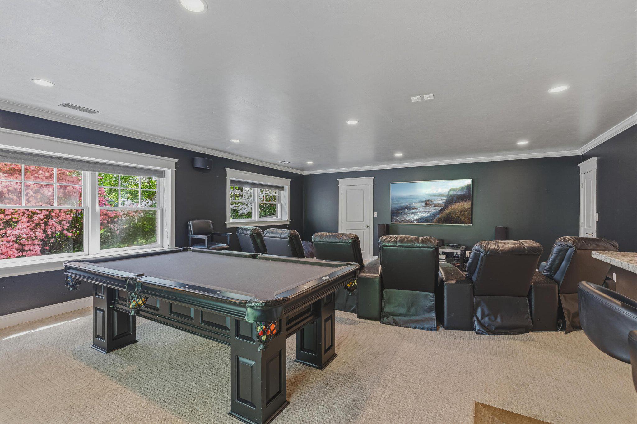 WILLIAMSBURG VILLAGE - Residential