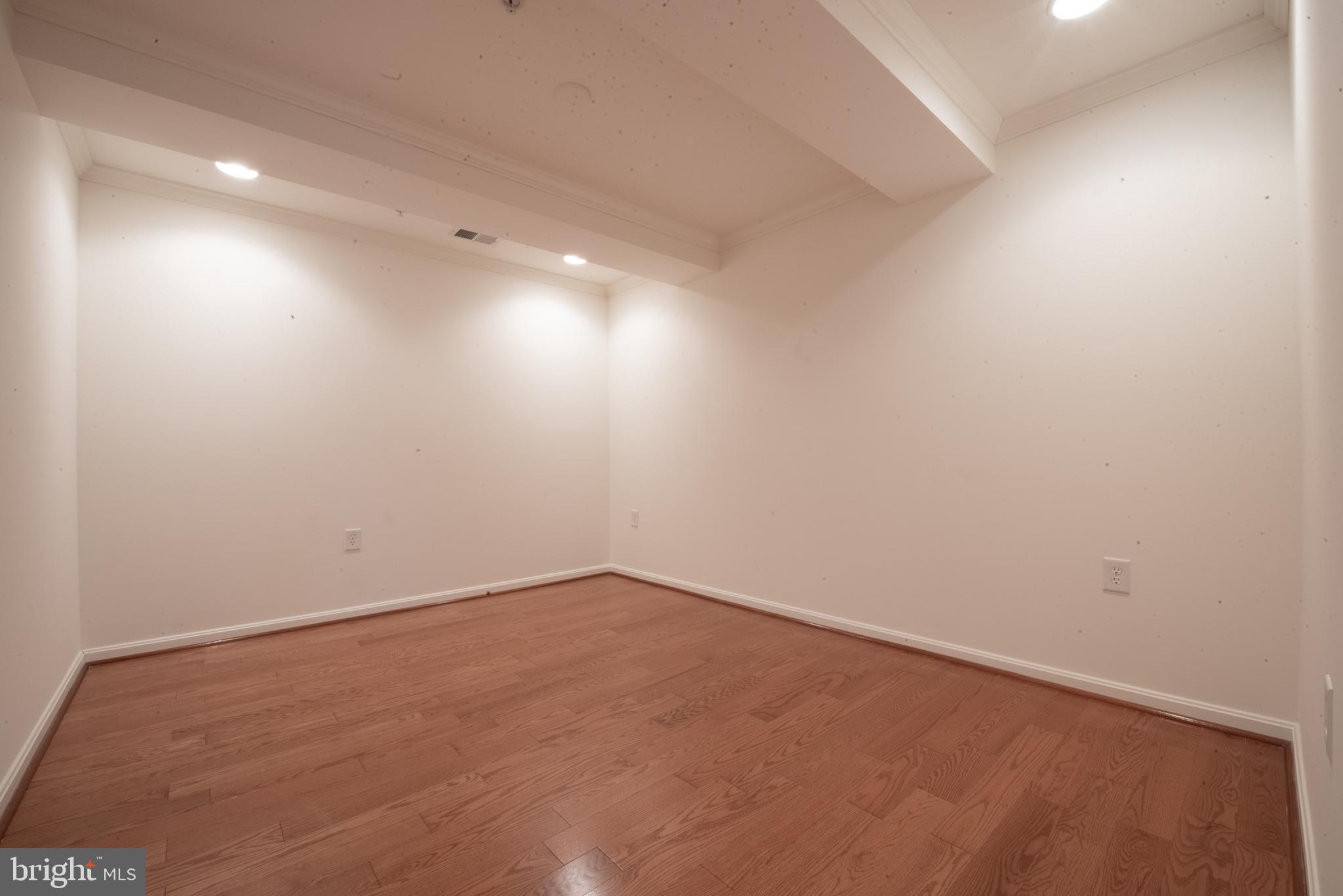 ROUNDWOOD RIDGE - Residential Lease