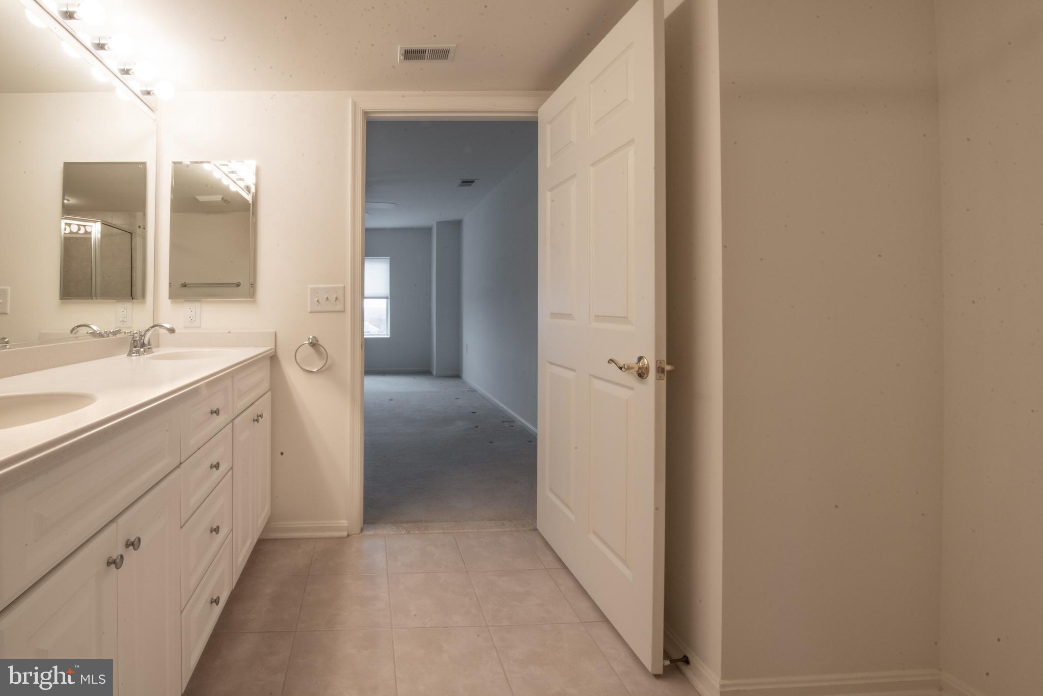 ROUNDWOOD RIDGE - Residential Lease