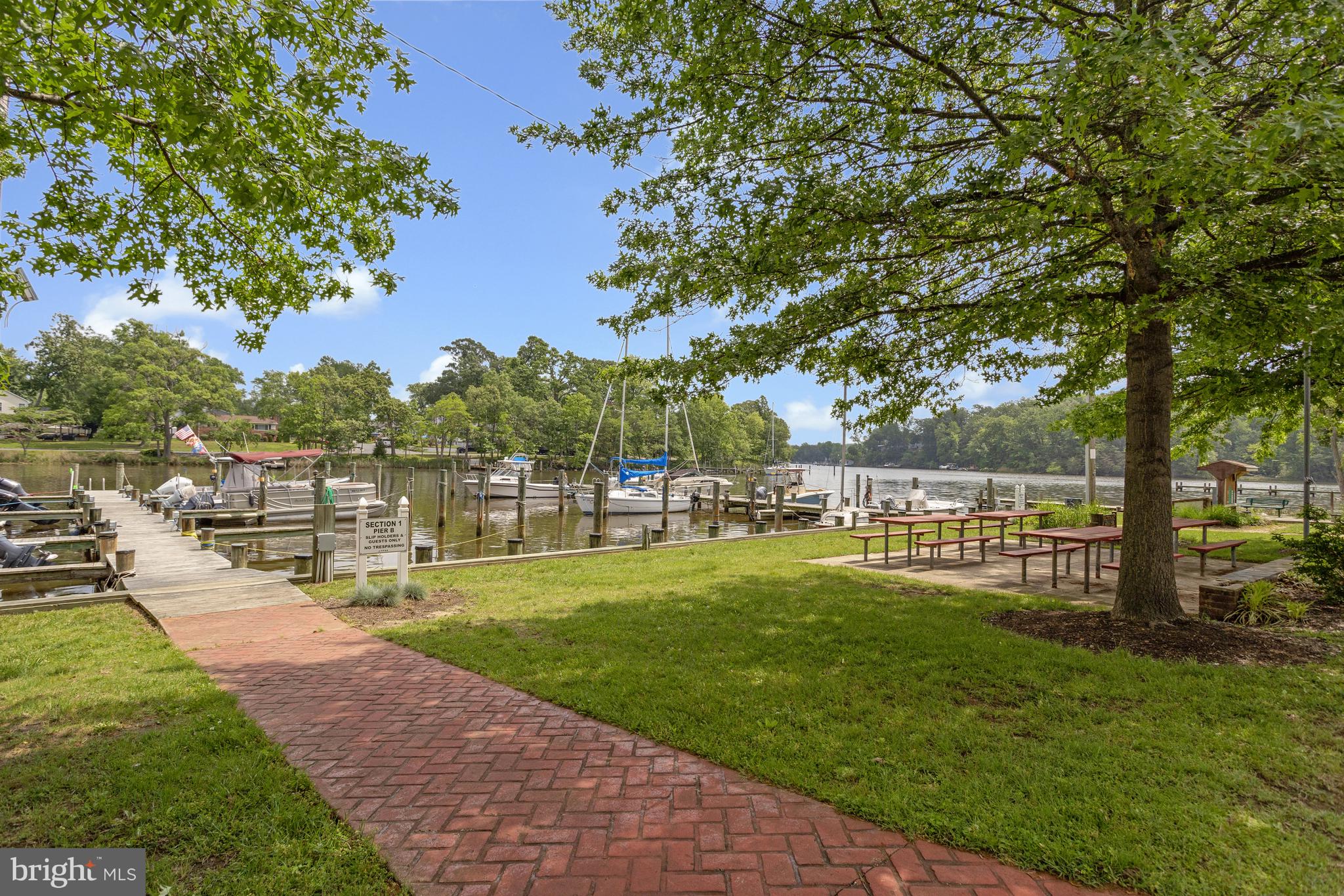 WOODLAND BEACH - Residential