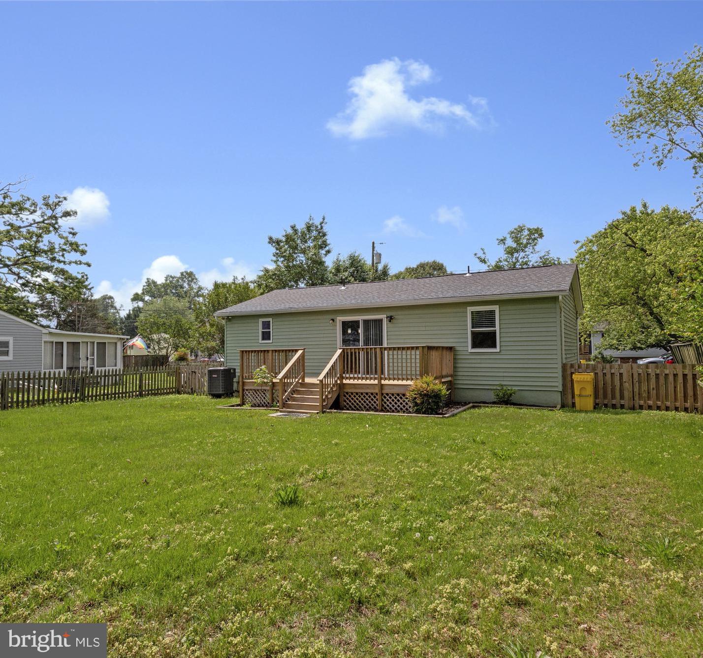 WOODLAND BEACH - Residential